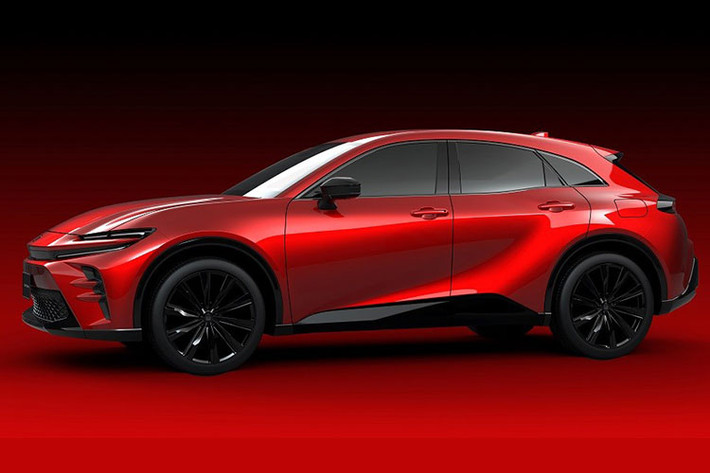 Nằm giữa 2 đèn pha của Toyota Crown Sport cũng là khe gió nhỏ, tương tự Ferrari Purosangue. Trong khi đó, các khu vực còn lại trên đầu xe lại thể hiện rõ sự khác biệt với siêu xe nước Ý. Chiếc SUV thể thao này được trang bị hốc gió trung tâm cỡ lớn với lưới hình mắt cáo và 2 khe gió giả hình tam giác nằm dọc.