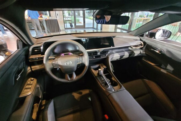 Phía đuôi xe, Toyota Crown Sport sở hữu cụm đèn hậu nối với nhau bằng nẹp màu đen bóng, nằm vắt ngang đuôi xe. Tạo hình bên trong cụm đèn hậu khiến người ta nhớ tới Mercedes-Benz GLB và Toyota GR Supra.