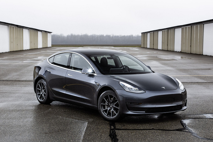 Nhiều chuyên gia cho rằng, dù được định vị là xe điện giá rẻ Tesla, nhưng nhiều khả năng, khi bán ra thị trường xe sẽ không có giá thấp như dự kiến. Điều này đã từng xảy ra với Model 3. Chiếc xe điện này cũng từng có mức giá dự kiến chỉ khoảng 35.000 USD (khoảng 883 triệu đồng) ở thời điểm công bố.