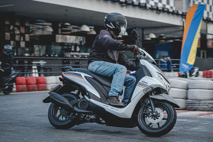 Đặc biệt, xe có thể khởi động nhanh với một nút bấm One Push Start và được trang bị Hệ thống ngắt động cơ tạm thời Stop & Start System. Trên phiên bản S còn có 2 chế độ ngắt động cơ khi bình thường và khi đường đông. Do đó xe có khả năng tiết kiệm nhiên liệu tốt hơn.