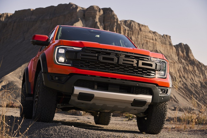So với xe đang bán ở Úc hay Thái Lan, Ford Ranger Raptor 2023 tại Việt Nam dành sở hữu ngoại hình không có gì khác biệt. Được phát triển dựa trên cơ sở gầm bệ của Ranger thế hệ mới, mẫu xe bán tải này cũng có đèn pha Matrix LED và dải đèn LED định vị ban ngày hình chữ "C" quen thuộc.