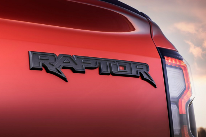 Đáng tiếc là Ford Ranger Raptor 2023 tại Việt Nam không có động cơ V6 như tin đồn. Thay vào đó, xe chỉ được trang bị động cơ diesel 4 xi-lanh, tăng áp kép, dung tích 2.0L tương tự Ford Ranger Wildtrak 2023.