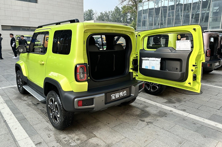 Tuy có kích thước nhỏ nhưng Baojun Yep vẫn mang đến khoảng duỗi chân và không gian phía trên rộng rãi cho hành khách. Bên cạnh đó, mẫu xe này còn có hàng loạt ngăn chứa đồ tiện dụng.