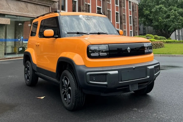 Cụ thể, mẫu SUV điện này được trang bị mặt ca-lăng đen bóng ở chính giữa đầu xe, tích hợp logo mới của Baojun. Nằm ở hai bên mặt ca-lăng là đèn pha LED được bao quanh bằng 4 dải đèn LED định vị ban ngày. Thiết kế này khiến Baojun Yep khá nổi bật khi chạy trên đường phố.