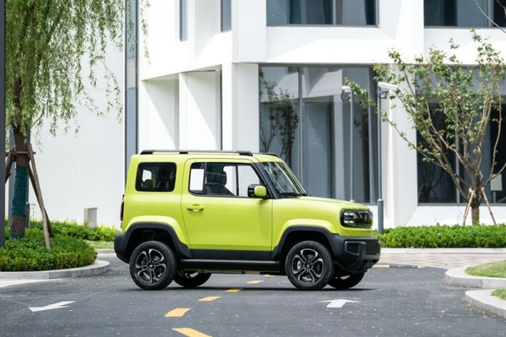 Đúng như những hình ảnh trước đó, SUV Baojun Yep chạy điện mang trên mình thiết kế ngoại thất gợi liên tưởng đến mẫu SUV của Nhật Bản là Suzuki Jimny. Tuy nhiên, so với Suzuki Jimny, mẫu ôtô điện Trung Quốc này có kích thước nhỏ hơn, bao gồm chiều dài 3.381 mm, chiều rộng 1.685 mm, chiều cao 1.721 mm và chiều dài cơ sở chỉ 2.110 mm.