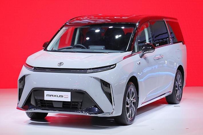 MG Maxus 9 2023 mới là phiên bản thương mại của Maxis Mifa concept – ra mắt tại triển lãm Thượng Hải 2021. Mẫu MPV sang trọng nhất của thương hiệu MG được giới thiệu chính thức lần đầu tiên tại Trung Quốc vào tháng 11/2021. Đến tháng 3/2023, MG Maxus 9 “cập bến” khu vực Đông Nam Á, cụ thể là thị trường Thái Lan, thông qua triển lãm Bangkok International Motor Show 2023.