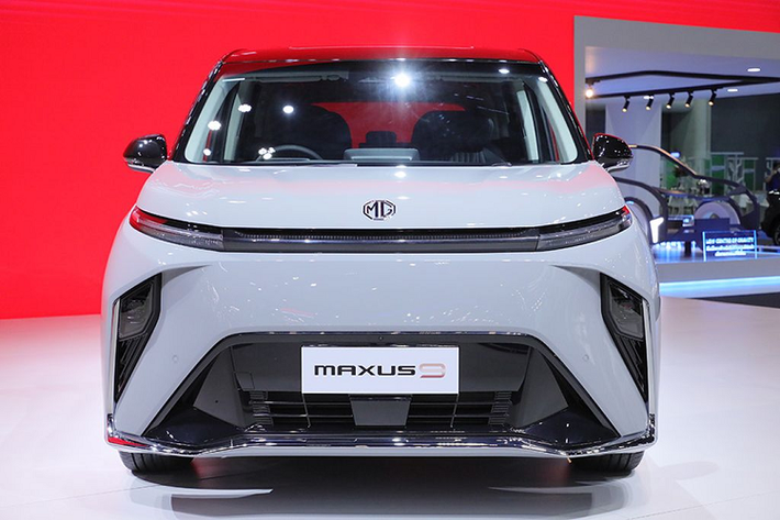 Sau khoảng hơn một tháng có mặt tại xứ sở chùa Vàng, đến nay MG Maxus 9 mới được công bố giá bán. Theo đó, tại Thái Lan xe được phân phối với 2 phiên bản là: X Luxury và V Super Luxury. Giá xe MG Maxus 9 2023 tương ứng của 2 phiên bản này lần lượt là 2,499 triệu Baht (khoảng 1,72 tỷ đồng) và 2,699 triệu Baht (khoảng 1,86 tỷ đồng).