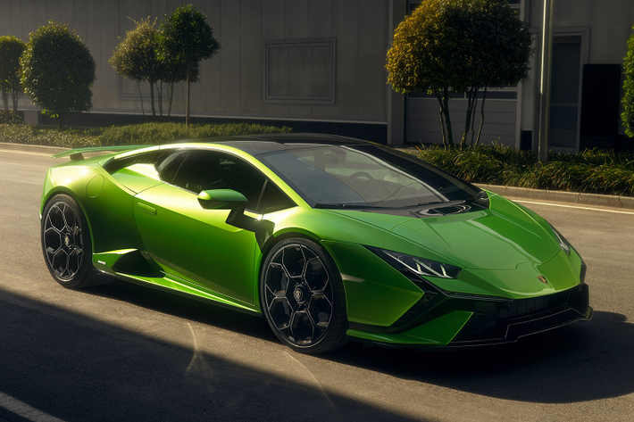 Độ linh hoạt của Huracan Tecnica tiếp tục được thể hiện qua chi tiết nội thất với gói lựa chọn tuỳ chỉnh mở rộng: Cung cấp bất cứ mong muốn nào cũng khách hàng, từ ngoại thất đến những thiết lập vận hành và phản hồi từ người lái, thông qua sự kết nối nhưng quan trọng nhất vẫn là khả năng vận hành ở đường phố và đường đua.