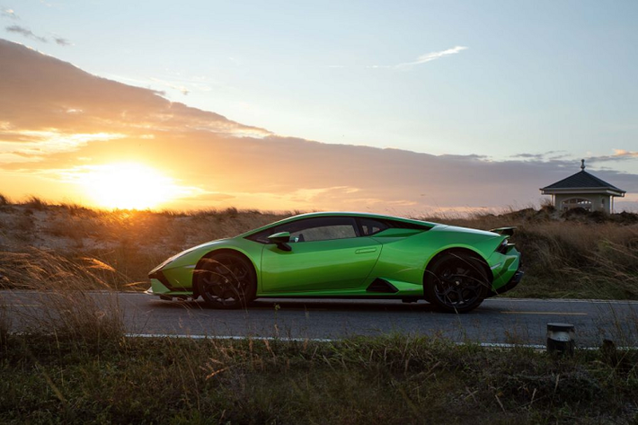 Ngoại thất của Huracan Tecnica sở hữu nhiều đổi mới tinh tế và mang hiệu ứng thị giác ấn tượng ở cả hai khía cạnh: một siêu xe thể thao mang tính biểu tượng của phong cách sống sôi động và một cỗ máy mang hiệu suất tuyệt vời trên những cung đường đua.