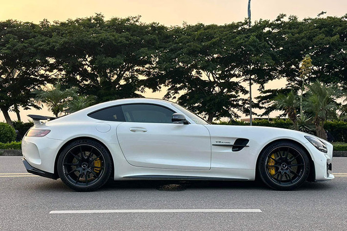 Lý do, đây là chiếc Mercedes-AMG GT R đầu tiên tại Hà Nội ra biển số và cũng là xe duy nhất đang được chào bán hiện nay. Với mức giá rao từ 11,5 tỷ đồng, người bán khẳng định đã rẻ hơn 3 tỷ đồng so với mua mới.