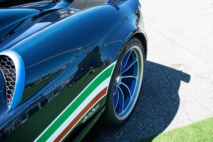 Nội thất Huayra Tricolore cũng được lấy cảm hứng từ chiếc máy bay trình diễn Aermacchi MB-339A PAN với sự kết hợp giữa vật liệu hợp kim nhôm và sợi carbon.