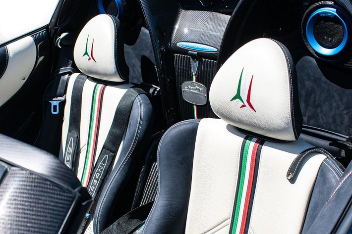 Pagani Huayra Tricolore sử dụng động cơ V12 twin-turbo 6.0L do Mercedes-AMG lắp ráp thủ công, công suất 840 mã lực và mô-men xoắn 1.100 Nm.