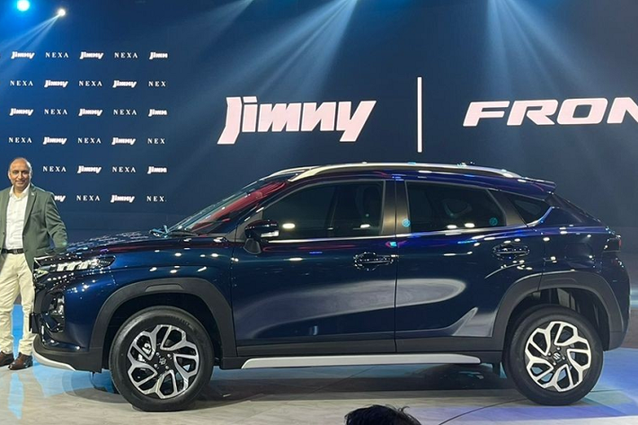 Được phát triển dựa trên cơ sở gầm bê Heartect của Baleno, Suzuki Fronx 2023 có kích thước khá nhỏ, bao gồm chiều dài 3.995 mm, chiều rộng 1.550 mm, chiều cao 1.765 mm và chiều dài cơ sở 2.520 mm. Với kích thước này, tân binh của Suzuki chỉ ngang ngửa một số mẫu SUV hạng A đang bán tại Ấn Độ như Kia Sonet, Hyundai Venue hay Nissan Magnite.