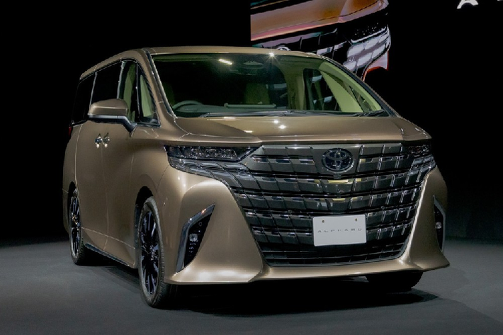 Tại thị trường Malaysia, Toyota Alphard 2024 có 3 màu sơn là trắng Platinum White Pearl, nâu vàng Precious Leo-Blond và đen. Hiện giá xe Toyota Alphard 2024 ở thị trường này chưa được công bố