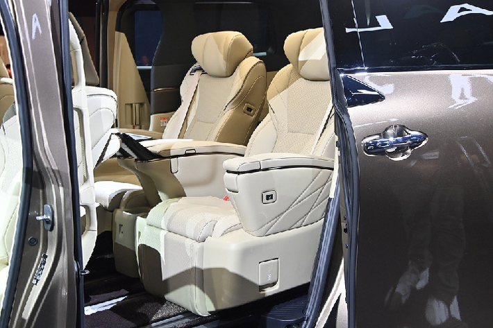 Vì thuộc phiên bản Executive Lounge cao cấp nhất nên Toyota Alphard 2024 sẽ sở hữu nội thất 7 chỗ với cấu hình 2+2+3 chỗ ngồi. Trong đó, ở giữa xe là 2 ghế cơ trưởng có bệ đỡ bắp chân và tính năng massage. 2 ghế này còn có thể trượt lên/xuống trong khoảng cách 480 mm. Ngoài ra, cả hai hàng ghế đầu đều có tính năng sưởi và thông hơi.
