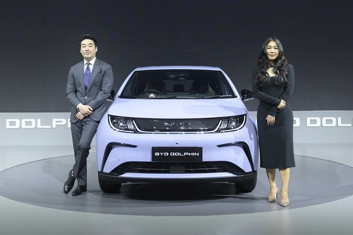 BYD Dolphin 2023 mới lần đầu tiên ra mắt Thái Lan trong triển lãm Motor Expo 2022 diễn ra vào tháng 12 năm ngoái. Đến triển lãm Bangkok International Motor Show ( BIMS) 2023 hiện đang diễn ra tại Thái Lan, hãng BYD tiếp tục mang mẫu ô tô điện này đến trưng bày.