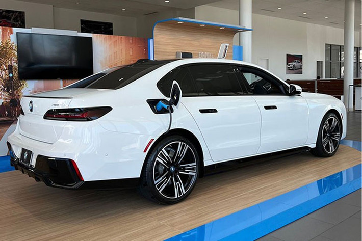 Tại Việt Nam, đối thủ cạnh tranh trực tiếp của BMW i7 2023 chạy điện là Mercedes-Benz EQS. Hiện tại, mẫu sedan thuần điện mang thương hiệu ngôi sao ba cánh được bán chính hãng với 2 phiên bản, đi kèm giá bán từ 4,839 - 5,959 tỷ đồng.