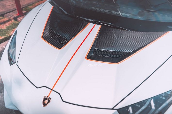 Lamborghini Huracan là một sản phẩm thay thế cho mẫu Gallardo tiền nhiệm. Ngay từ thời điểm ra mắt, Huracan đã gây được nhiều tiếng vang lớn trên toàn thế giới bởi ngoại hình thiết kế tinh tế, đậm chất thể thao, khả năng vận hành vô song, quan trọng nhất.