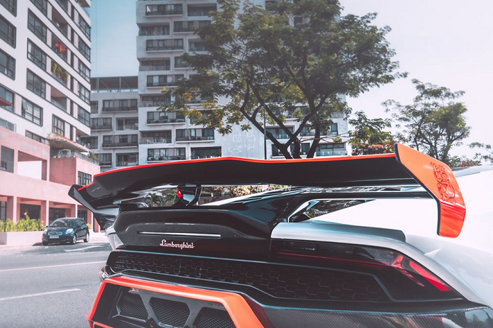 Chính vì vậy, doanh số bán hàng của Huracan cũng luôn vượt trội hơn so với các đối thủ. Dù được độ khá thú vị, siêu xe Lamborghini Huracan vẫn sử dụng động cơ hút khí tự nhiên V10 5.2L nguyên bản, cho công suất 610 mã lực và mô-men xoắn cực đại 560Nm.