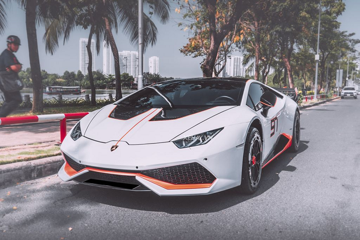 Theo tìm hiểu, siêu phẩm Lamborghini Huracan tại Sài Gòn này đã được chủ nhân độ lại nhiều chi tiết như nắp ca-pô mang cảm hứng của STO thuộc hãng độ Vorsteiner trong gói độ Vicenza Edizione. Được biết, riêng phần nắp ca-pô này đã tiêu tốn của chủ nhân 214 triệu đồng.