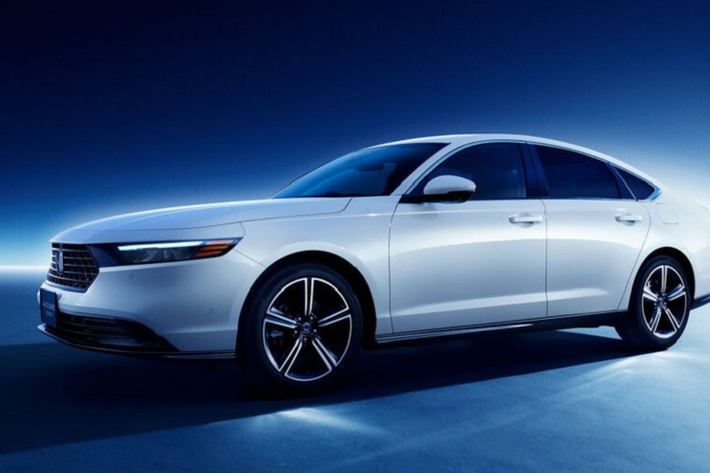 Honda Accord e:HEV 2024 sẽ dùng động cơ xăng 4 xi-lanh, hút khí tự nhiên, dung tích 2.0L, 2 mô-tơ điện và hộp số biến thiên vô cấp CVT. Hiện hãng Honda chưa công bố thông số động cơ của Accord 2024 phiên bản nội địa. Tuy nhiên, sẽ không bất ngờ nếu xe có thông số động cơ tương tự Honda Accord e:HEV ở những thị trường khác như Thái Lan.