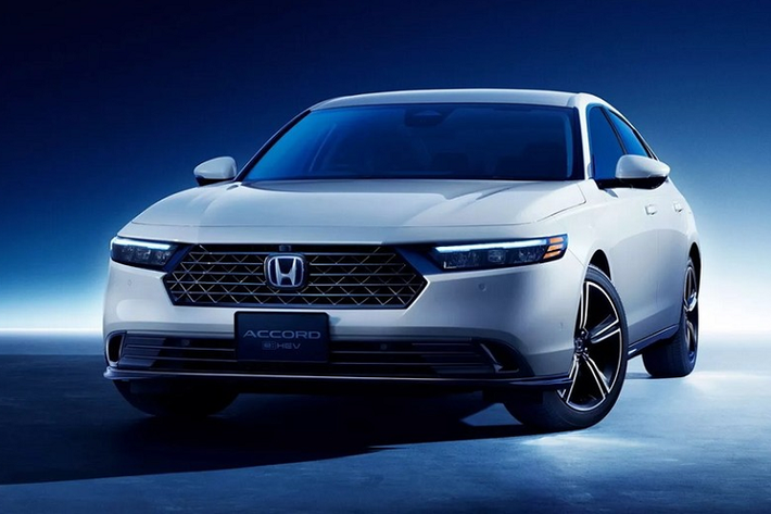 Vào hồi năm 2022, dòng sedan hạng trung Honda Accord bị ngừng bán ở thị trường Nhật Bản. Tuy nhiên, hóa ra, hãng Honda chỉ tạm ngừng phân phối mẫu xe này chứ không "khai tử", bằng chứng là Accord thế hệ mới sắp quay trở lại thị trường Nhật Bản. Mới đây, hãng đã công bố một số hình ảnh và thông số đầu tiên của Honda Accord 2024 mới dành cho thị trường nội địa.