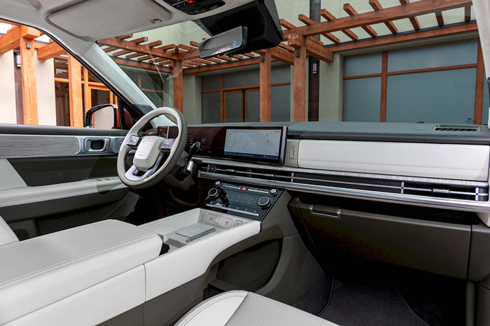Hyundai thiết kế riêng cho xe 5 màu nội thất bao gồm Obsidian Black, Supersonic Gray, Pecan Brown, Forest Green và Black Ink. Các tính năng tiện lợi hữu ích khác như Khay khử trùng UV-C, hệ thống sạc không dây kép tốc độ cao, cổng sạc USB-C, chìa khóa kỹ thuật số Digital Key 2 để truy cập/khởi động phương tiện và điều khiển từ xe xa thông qua điện thoại thông minh của khách hàng.