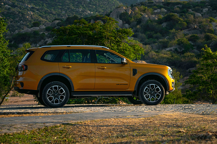 Sức mạnh của Everest Wildtrak 2023 là động cơ dầu Bi-Turbo dung tích 2.0L, công suất 210 mã lực tại 3.750 vòng/phút và mô-men xoắn 500 Nm tại 1.750-2.000 vòng/phút. Hộp số tự động 10 cấp và hệ dẫn động bốn bánh.