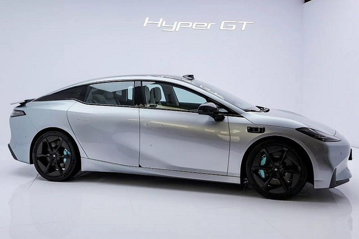 Qua những hình ảnh chi tiết, có thể thấy GAC Aion Hyper GT 2023 mới sở hữu thiết kế khá giống với xe Tesla. Bên ngoài, mẫu ôtô điện Trung Quốc này có thiết kế mượt mà với ít đường dập gân và cắt xẻ. Nhờ đó, GAC Aion Hyper GT sở hữu hệ số lực cản không khí chỉ 0,19 Cd, thấp hơn cả Mercedes-EQS.