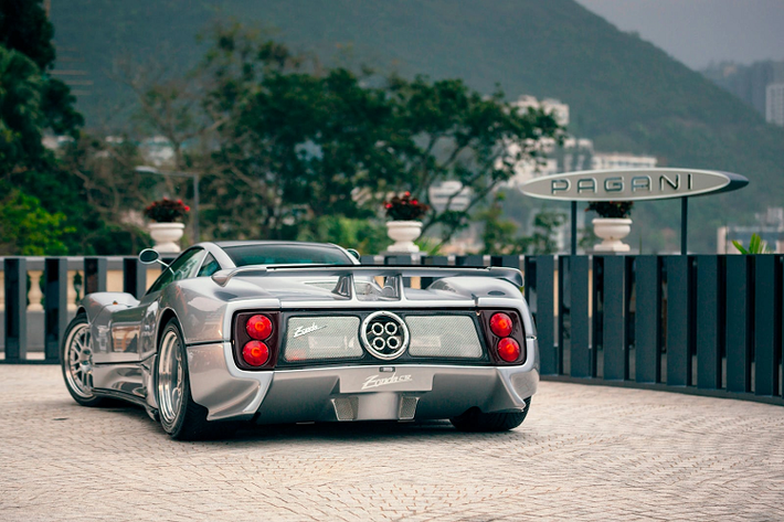 Diễn ra trong 3 ngày bắt đầu từ 18/6, triển lãm "25 years - 25 Hypercars" quy tụ cùng lúc nhiều phiên bản khác nhau của các dòng xe Zonda, Huayra và Utopia mới. Bên cạnh cơ hội chiêm ngưỡng tận mắt những chiếc hypercar quý hiếm này, công chúng còn được thưởng thức các tiết mục hòa nhạc do nghệ sĩ nổi tiếng Mario Biondi thực hiện cùng với nhiều nghệ sĩ khách mời khác.