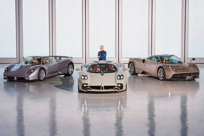 Đã 25 năm trôi qua kể từ khi doanh nhân Horacio Pagani đứng ra thành lập nhãn hiệu xe riêng của mình và cho ra mắt siêu phẩm đầu tiên là chiếc Zonda. Để kỷ niệm cột mốc đặc biệt này, nhà sản xuất Italia đã cho tổ chức cuộc triển lãm với sự góp mặt của 25 chiếc Pagani siêu đặc biệt tại trung tâm thành phố Modena.