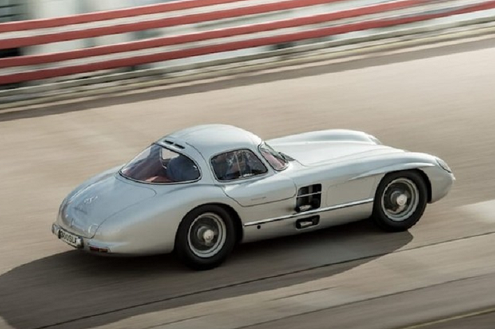 Mercedes đã bán 1 chiếc 300 SLR Uhlenhaut Coupe đời 1955 để tài trợ cho chương trình học bổng dành cho sinh viên lĩnh vực khoa học môi trường và khử carbon.