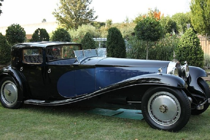 Bugatti Type 41 Royale Coupe Napoleon Trước đây, Bugatti được đánh giá ngang ngửa Rolls-Royce trong phân khúc xe hạng sang cỡ lớn. Bugatti Type 41 được chế tạo từ năm 1927 - 1933, sở hữu động cơ 6 xi-lanh, dung tích 12.7L, nặng hơn 3 tấn.