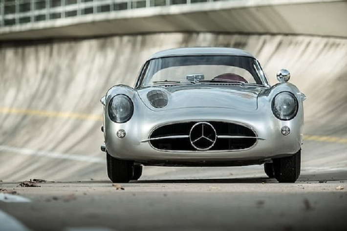 Mercedes-Benz 300 SLR Uhlenhaut Coupe Có rất ít chiếc xe Mercedes-Benz 300 SLR Uhlenhaut Coupe được bán đấu giá và mức giá bán lên tới 40 - 50 triệu USD. Một trong 2 nguyên mẫu Mercedes-Benz 300 SLR Uhlenhaut Coupe bán hơn 142 triệu USD (khoảng 3.346 tỷ đồng).