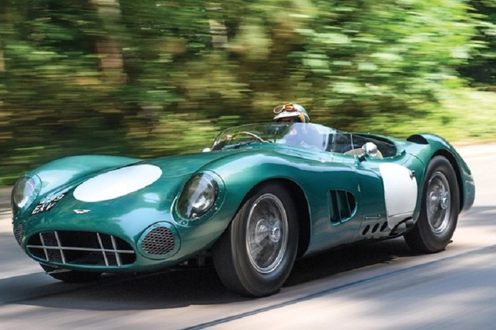 Aston Martin DBR1 1956 Chiếc xe năm trong top ôtô hiếm nhất thế giới hiện nay đầu tiên chính là Aston Martin DBR1, nó được tạo ra để thi đấu trong giải vô địch xe thể thao thế giới. Sau đó, chiếc xe này đã trở thành một biểu tượng trong lịch sử đua xe của thương hiệu Aston Martin nói riêng và nước Anh nói chung.