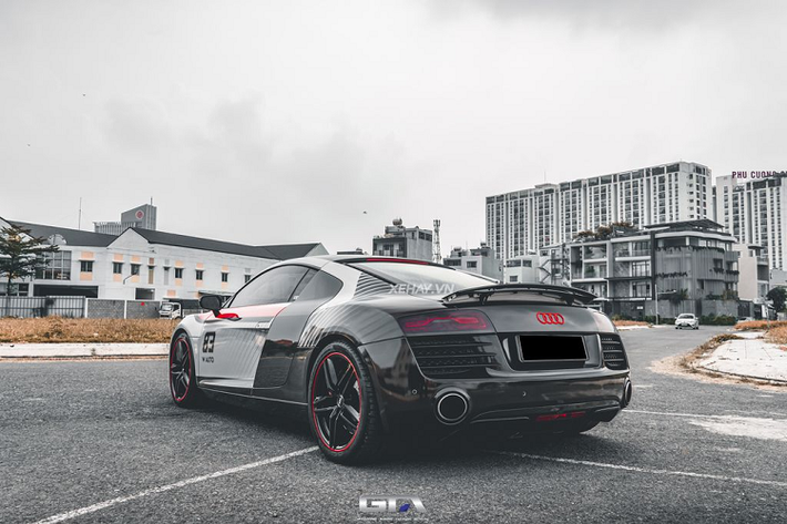 Mặc dù có tuổi đời khá cao nhưng nhìn tổng thể, kiểu dáng và thiết kế của Audi R8 V8 trông vẫn rất thời thượng, không hề bị lỗi mốt so với các siêu xe đời mới. Audi R8 V8 thể thao, mạnh mẽ với hốc hút gió trước/sau 3 nan.