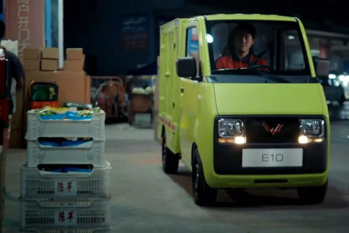 Khi nói đến xe thương mại hạng nhẹ (Light Commercial Vehicle hay LCV), người ta thường nghĩ ngay tới những chiếc kei car của Nhật Bản. Tuy nhiên, ngay cả người Trung Quốc hiện cũng tham gia vào phân khúc này, điển hình như thương hiệu Wuling. Hãng đã ra mắt mẫu LCV mang tên Wuling E10 2024 mới với thiết kế phù hợp để chạy xuyên những con phố chật hẹp nhất trong các đô thị lớn.