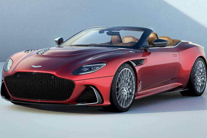 Hồi tháng 1/2023, khi Aston Martin DBS 770 Ultimate mui mềm đã lộ diện, hãng cũng đã đề cập rằng xe có 2 kiểu thân là Coupe mui cứng và Volante mui mềm. Tuy nhiên tại thời điểm đó, chỉ hình ảnh của bản Coupe được hé lộ.