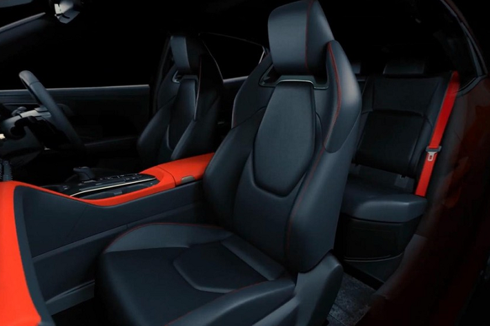 Vì không phải là xe dẫn động cầu sau như người anh em Toyota Crown Sedan 2024 nên mẫu SUV hạng trung này đi kèm cụm điều khiển trung tâm nằm thấp hơn. Đằng sau hàng ghế thứ hai là khoang hành lý khá rộng rãi. Hãng Toyota cho biết, Crown Sport mới sẽ có 2 tùy chọn động cơ.