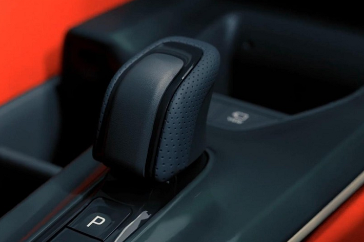 Bên cạnh đó, mẫu xe SUV Toyota Crown Sport 2024 còn có những chi tiết ngoại thất màu đen bóng như viền hốc gió trung tâm, khe gió giả nằm dọc dưới đèn pha, ốp gương chiếu hậu, ốp trên cửa, viền bao quanh kính chắn gió sau, viền đèn hậu và cản sau. Tại thị trường Nhật Bản, mẫu SUV hạng trung này sẽ dùng vành có đường kính 21 inch.
