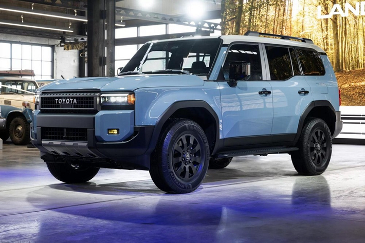 Toyota đã chính thức vén màn thế hệ mới của dòng xe việt dã Land Cruiser Prado. Bước sang thế hệ mới, mẫu SUV hạng trung này đã lột xác hoàn toàn về mặt thiết kế theo hơi hướng vuông vức, rắn rỏi và nam tính hơn. Đúng như dự đoán, Toyota Land Cruiser Prado 2024 mới sở hữu ngoại hình tương tự Lexus GX thế hệ mới vì hai mẫu xe này dùng chung cơ sở gầm bệ.