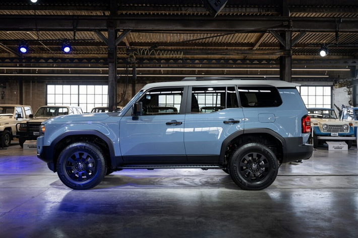 Tương tự Tacoma, Tundra, Sequoia và Land Cruiser thế hệ mới, mẫu xe SUV Toyota Land Cruiser Prado 2024 cũng được phát triển dựa trên khung gầm sát-xi rời TNGA-F rắn chắc hơn trước. Nhờ đó, xe có kích thước dài x rộng x cao lần lượt là 4.920 x 2.139 x 1.859 mm và chiều dài cơ sở 2.850 mm.