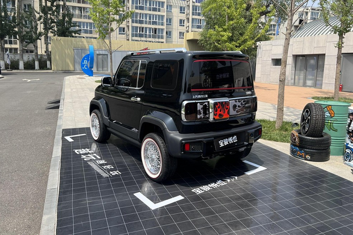 Có vẻ như hãng xe đang chuẩn bị tung ra hàng nóng xe điện Wuling Hongguang Mini EV tại Việt Nam sợ rằng, khách hàng Trung Quốc muốn 1 chiếc xe cá tính hơn Baojun Yep, vì thế, họ tung ra sẵn 3 gói độ cho các "thượng đế" tham khảo cũng như khẳng định, Baojun Yep dù là xe tiêu chuẩn hay độ cũng có chất riêng của mình, rất dễ phối đồ chơi.