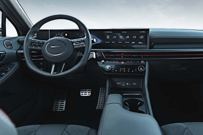 Công nghệ CenterPoint 360, cốp chỉnh điện và công nghệ Digital Key 2. Hyundai Sonata N Line sẽ phân biệt với các phiên bản thông thường bằng đường chỉ khâu màu đỏ tương phản và các điểm nhấn sơn màu đỏ.