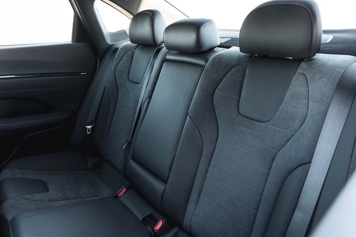 Nội thất xe được nâng cấp cặp màn hình 12,3 inch (một dành cho người lái và một cho hệ thống thông tin giải trí) liền khối với màn hình cong phía sau vô lăng. Hyundai cũng trang bị màn hình HUD cùng hệ thống âm thanh Bose 12 loa.