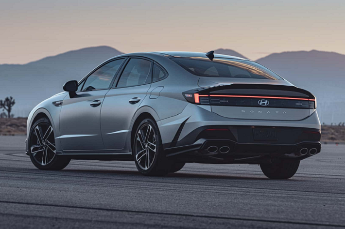 Phiên bản mới của Hyundai Sonata 2024 áp dụng ngôn ngữ thiết kế Sensuous Sportiness kết hợp với dải đèn Seamless Horizon Lamp kéo dài theo chiều rộng của đầu xe. Xe có cản trước mới, hốc hút gió lớn hơn và đèn pha thiết kế mỏng. Cản sau thiết kế kiểu đối xứng kèm họa tiết chữ H của đèn hậu.