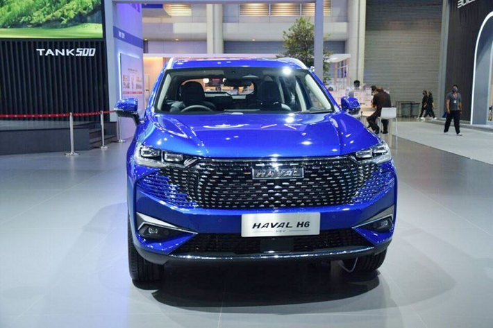Ở phiên bản mới, Haval H6 2023 mới được trang bị lưới tản nhiệt không viền Star Matrix với những chi tiết mạ crôm đa điểm khá giống xe Peugeot. Bên cạnh đó là cụm đèn pha LED gọn gàng, tích hợp dải đèn LED định vị ban ngày và đèn sương mù nằm trên cản trước. Cụm đèn hậu của xe có thiết kế xuyên suốt, nằm vắt ngang đuôi xe khiến khu vực này trông rộng hơn.