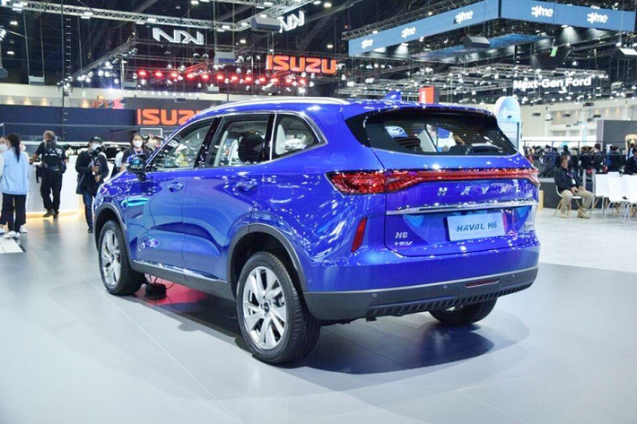 Ở thị trường Thái Lan, mẫu SUV cỡ C này có những trang bị như đèn pha tự động bật/tắt, tự động điều chỉnh chiếu xa/gần và chiếu sáng theo góc cua. Thêm vào đó là gương chiếu hậu gập điện, chỉnh điện, tích hợp đèn báo rẽ và tự động gập khi khóa cửa. Cần gạt nước tự động, ăng-ten vây cá mập, vành hợp kim 19 inch, cửa cốp chỉnh điện và cửa sổ trời toàn cảnh Panorama cũng có trên xe.