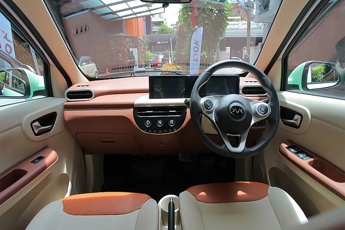 Nội thất chiếc xe điện cỡ nhỏ Volt City EV cũng được trang trí với 2 tông màu. Bản cao cấp nhất trang bị bảng đồng hồ cũng như màn hình giải trí có cùng kích thước 7 inch, kết nối Apple CarPlay và Android Auto, phanh tay cơ, hộc đựng cốc trên phanh tay, còn có camera lùi và 3 nút chọn chế độ lái ngay trên bảng điều khiển trung tâm là D,N,R.