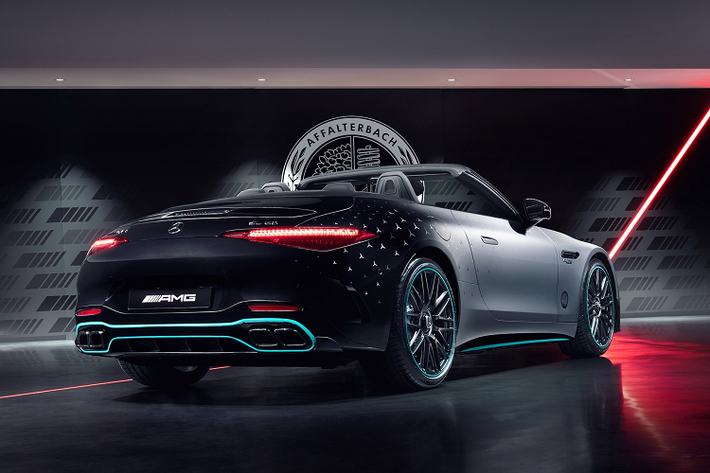 Mercedes-AMG SL63 Motorsport đặc biệt sở hữu lớp sơn hai tông màu đen Obsidian Black và màu bạc High-Tech Silver. Điểm nhấn hoạ tiết của xe là viền xanh chủ đề Aqua Petronas và logo ngôi sao ba cánh của Mercedes-Benz. Bản đặc biệt Mercedes-AMG SL63 trang bị bộ mâm hợp kim 10 chấu kép kích thước lớn 21 inch sơn đen mờ với vành màu xanh Petronas.
